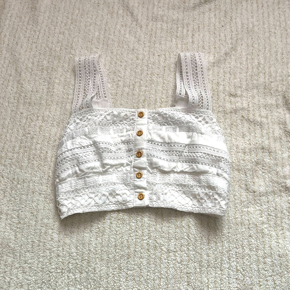 Size M 
Two pieces set
delicate lace and flowy fabric in a crisp white color.